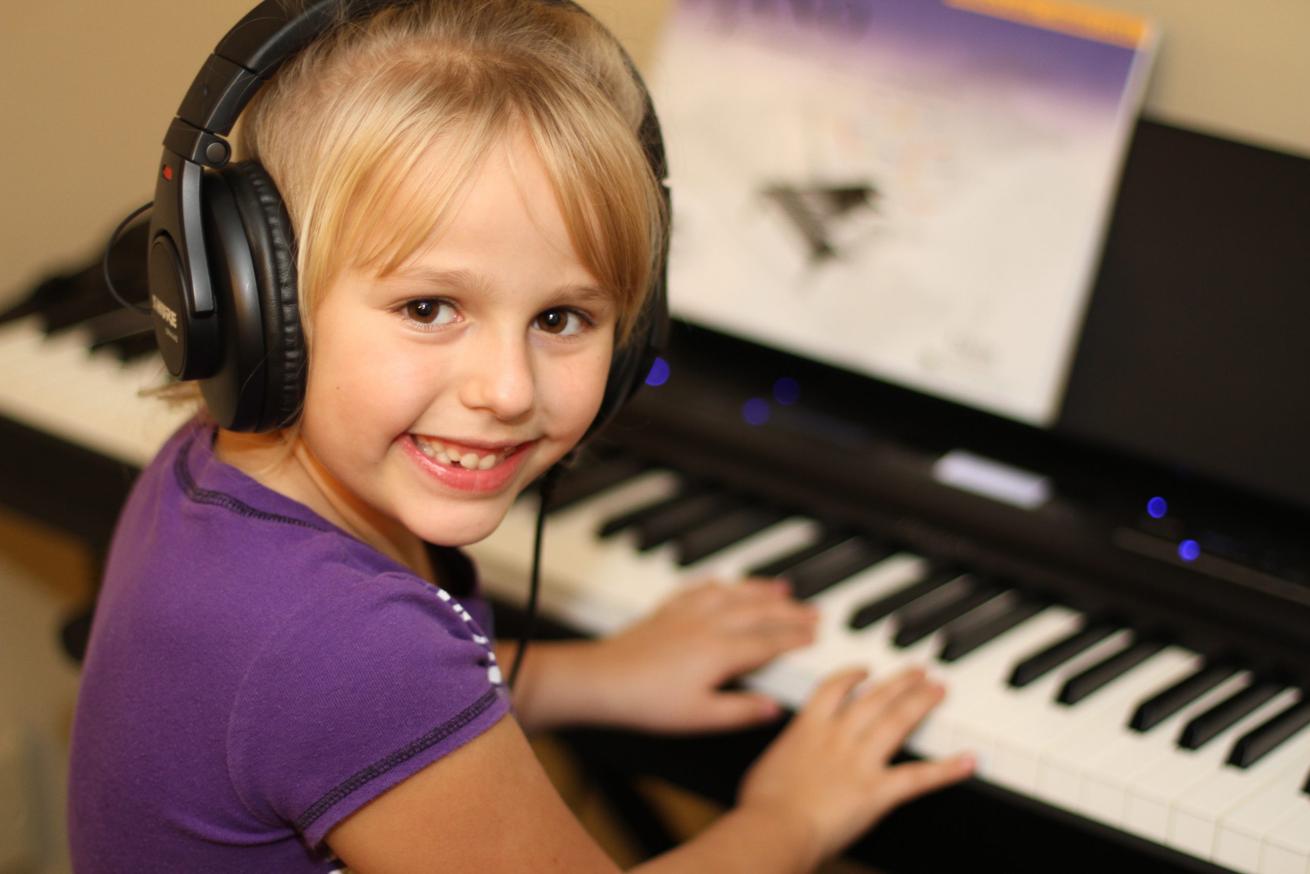 Музыка детям слушать можно. Музыкальная студия для детей. Музыкотерапия для детей. Музыкальное занятие. Дети поют.
