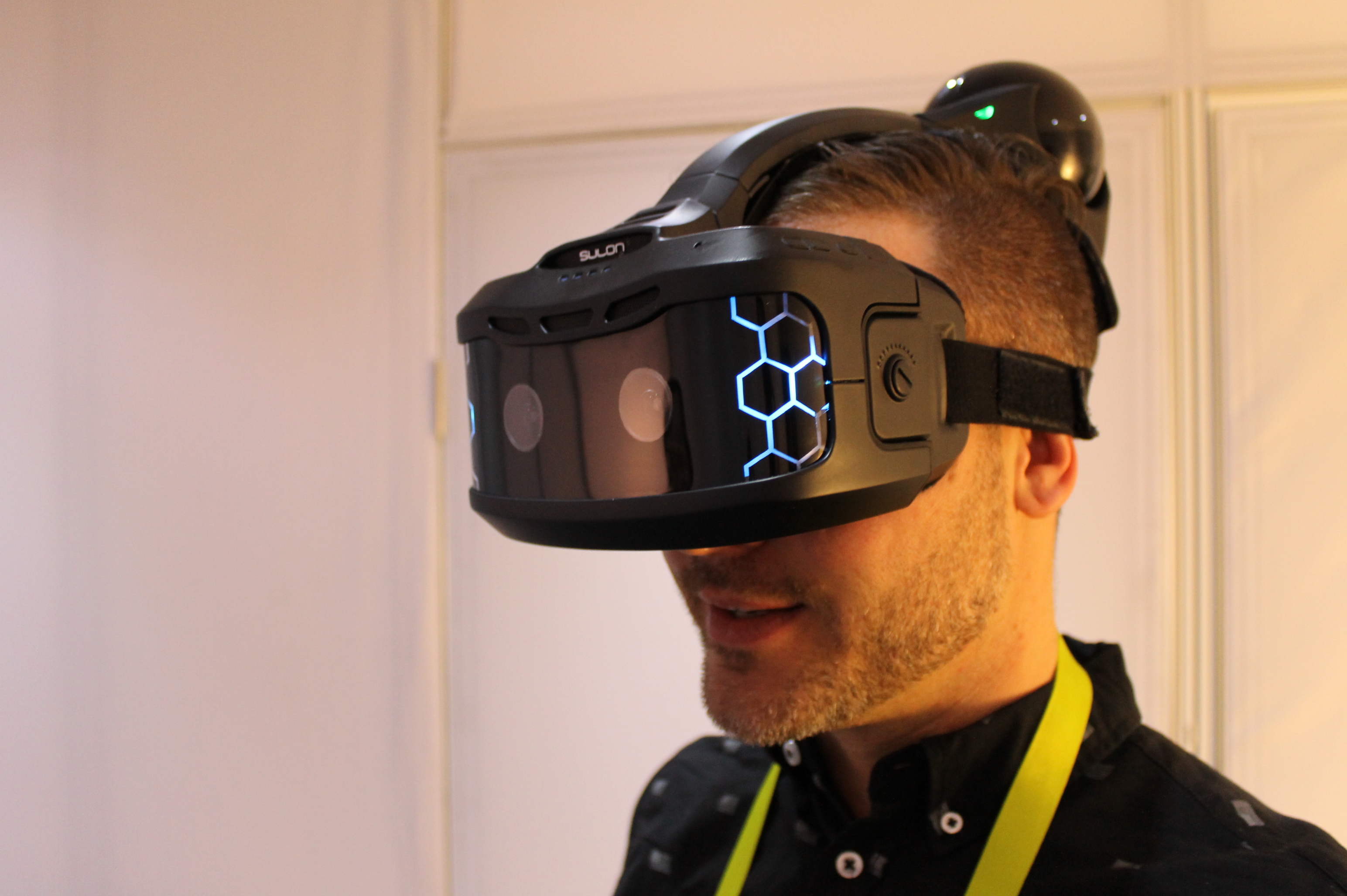 Игрок vr. Очки дополненной реальности. VR шлем. Шлем будущего. Киберпанк шлем.
